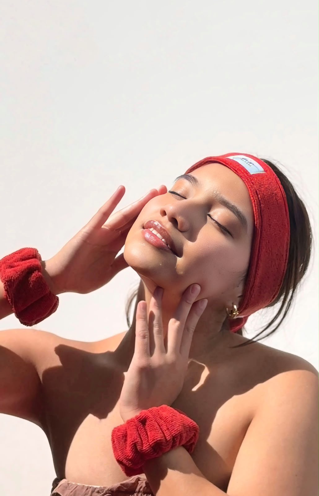 Modelo con diadema y scrunchies de satén rojo