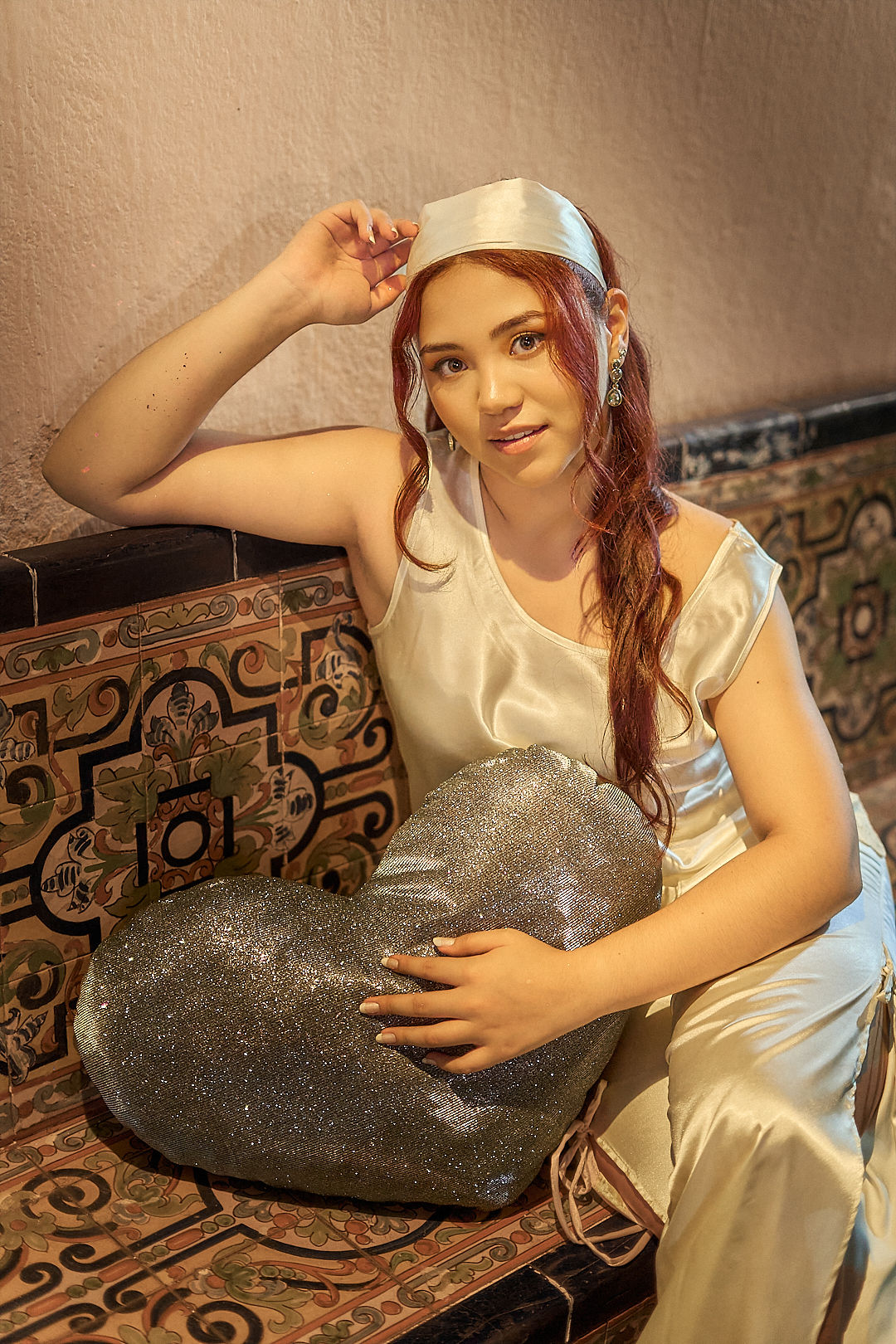 Modelo con conjunto de satén marfil y pañuelo en el cabello