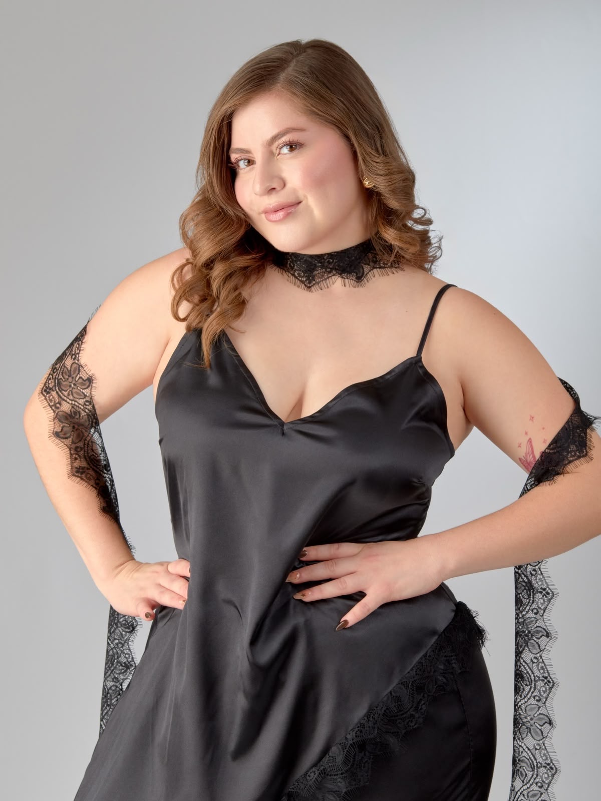 Modelo en estudio con slip de satén negro y encaje
